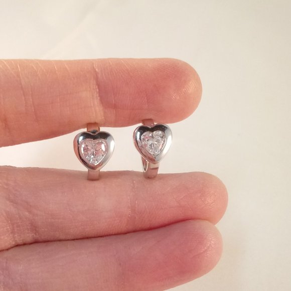 18K White Gold Filled Heart Diamond Zircon Hoop Huggie Earrings 13mm .74ctw Gift - Picture 3 of 4